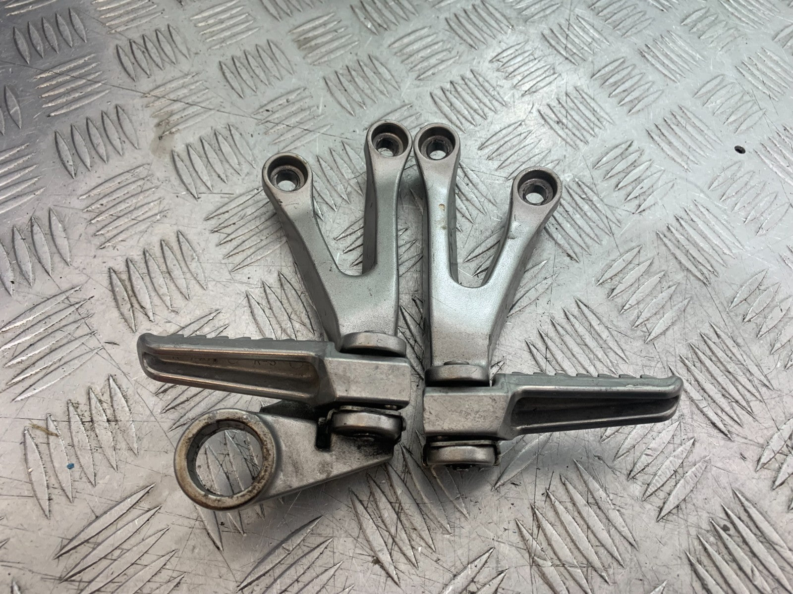 KAWASAKI ZX9R ZX9 R REAR HANGER AND PEGS YEAR 1998-1999 (CMB1329)