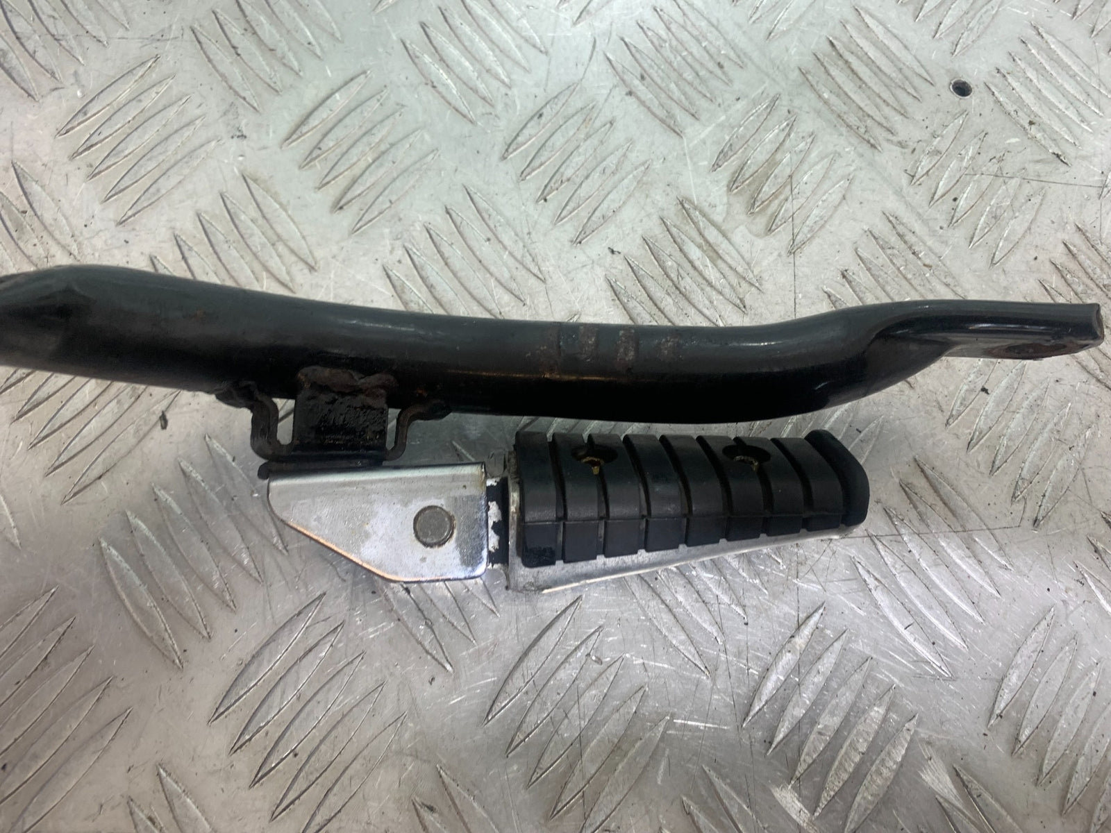 YAMAHA XV535 XV 535 VIRAGO LEFT REAR FOOTPEG & MOUNT   YEAR 1994-02 (CMB1162)