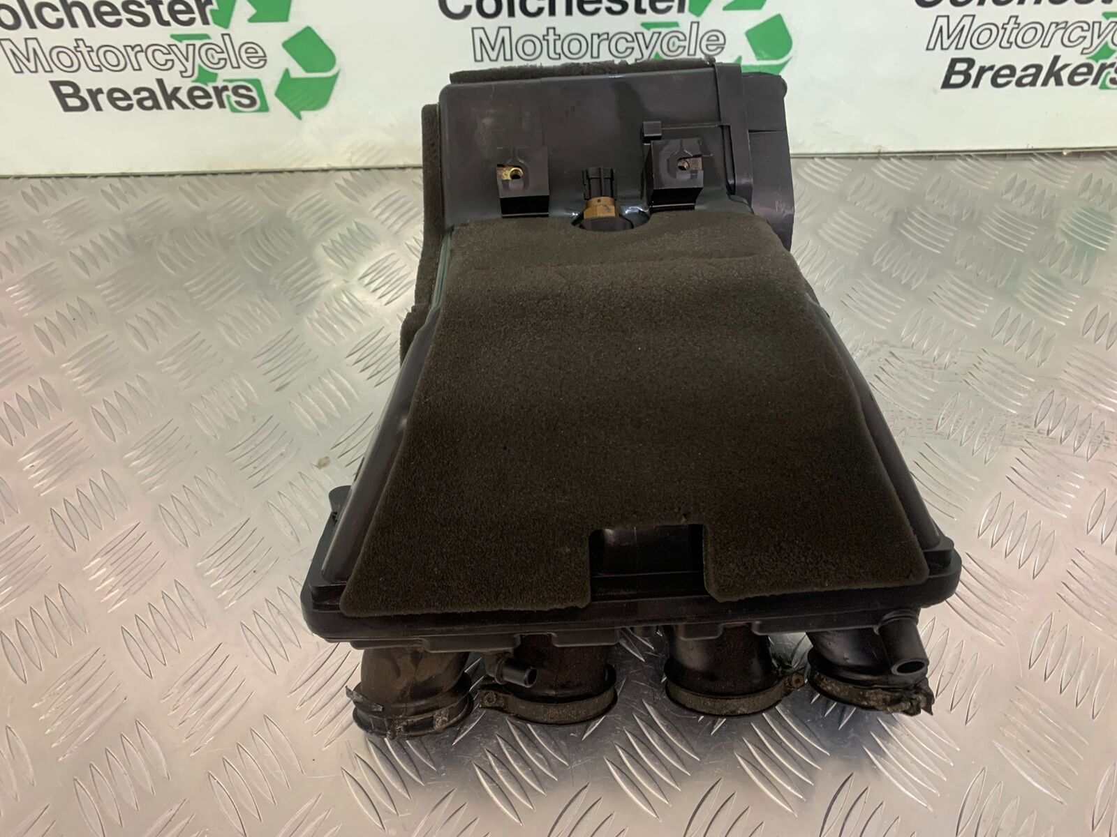 YAMAHA FJR1300 FJR 1300 AIRBOX  YEAR 2001-05 (STOCK 946)