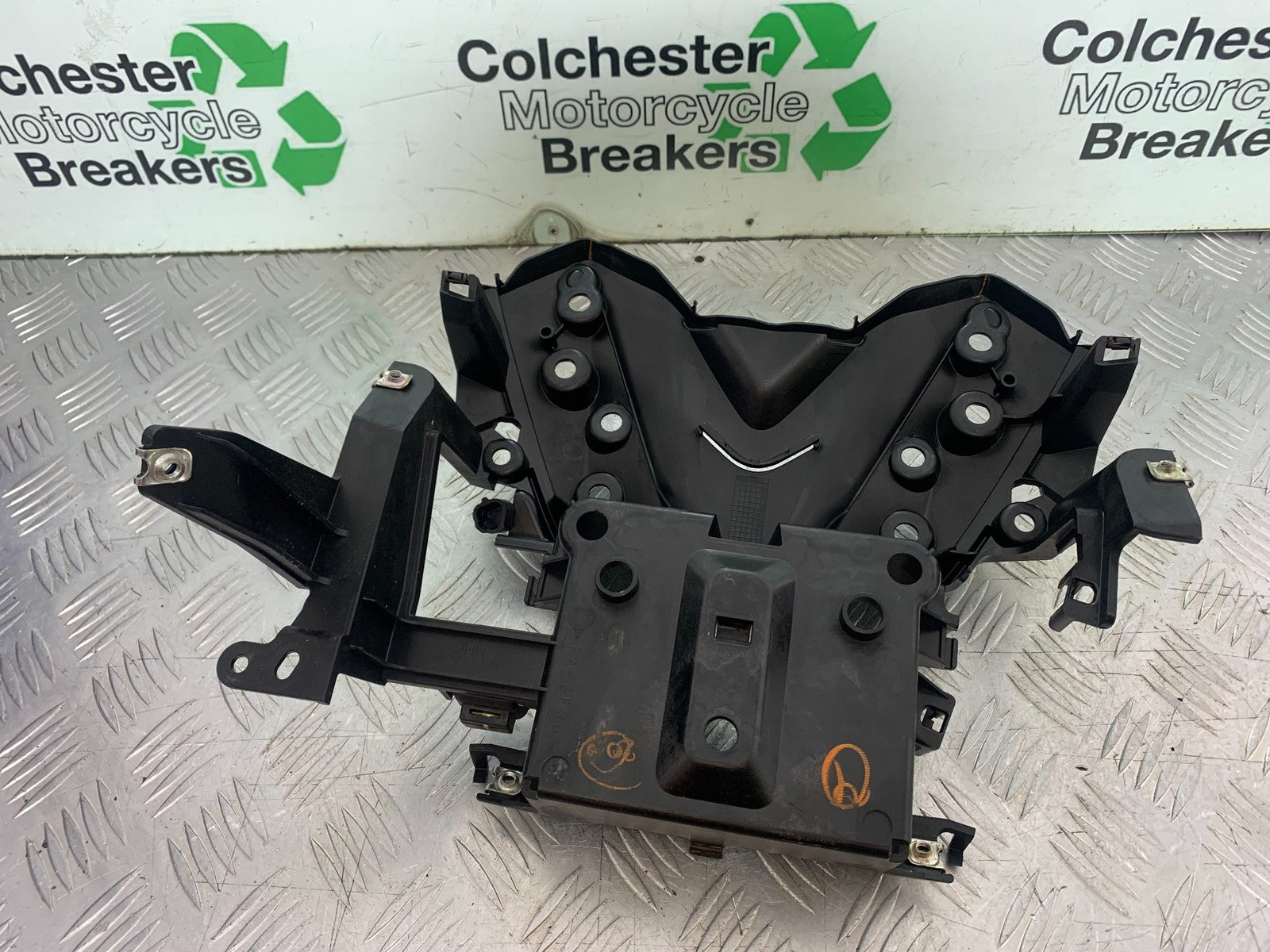 YAMAHA XMAX 300 FAIRING BRACKET  YEAR 2017-2020 (CMB1218)