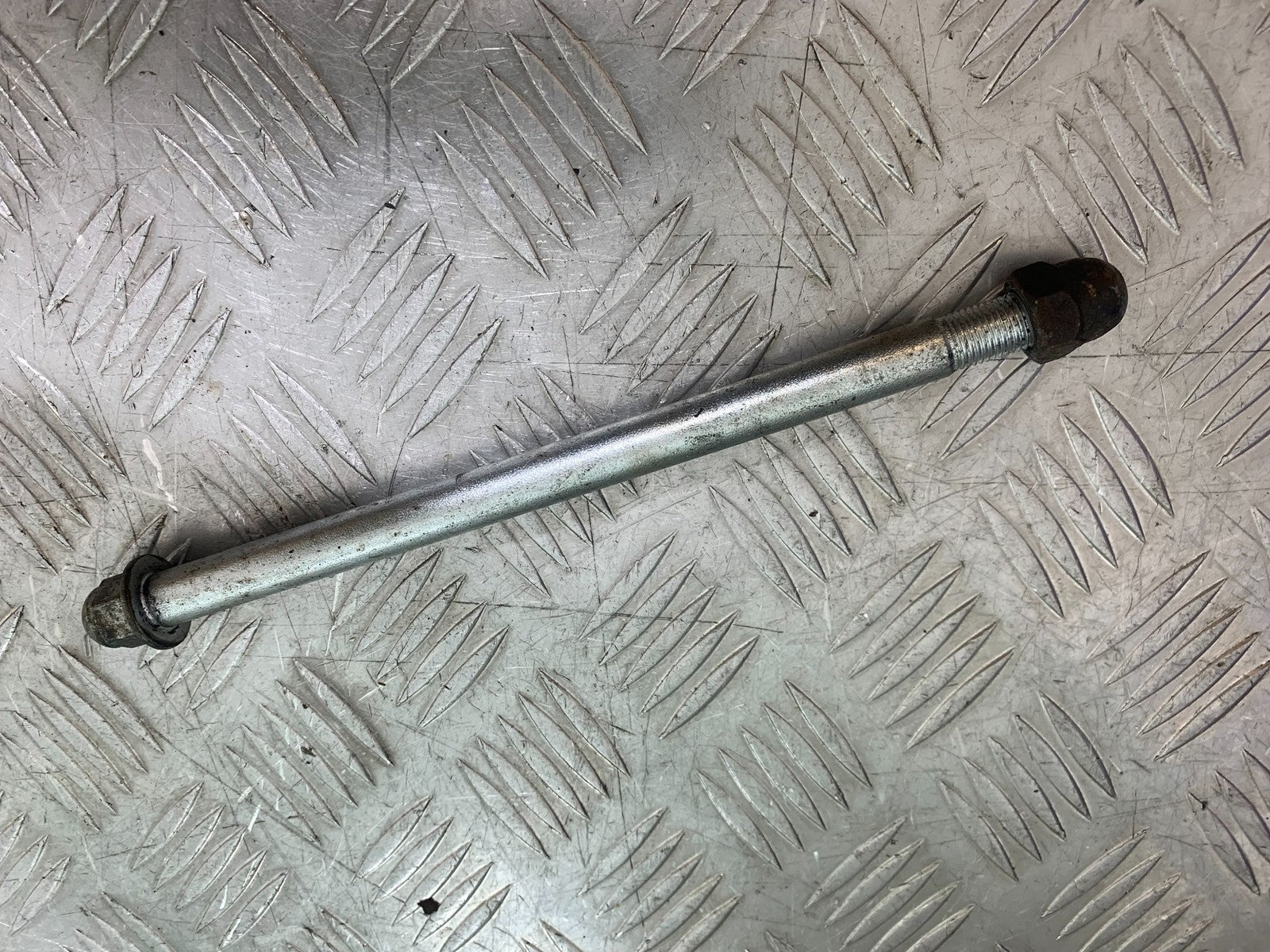 SINNIS HOODLUM 125 FRONT WHEEL SPINDLE   YEAR 2021-2025 (CMB1196)