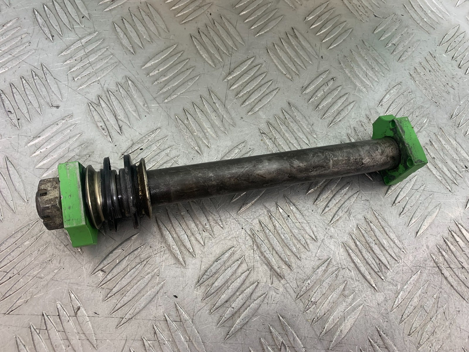 KAWASAKI KXF250 KXF 250 REAR WHEEL SPINDLE  YEAR 2006-2008 (CMB1309)