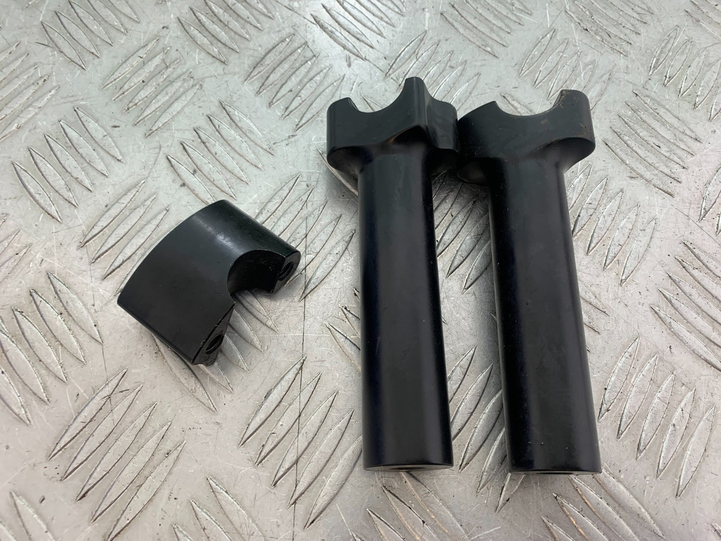 HARLEY DAVIDSON FXS BLACKLINE 1585 HANDLEBAR RISERS  YEAR 2012 (CMB1147)