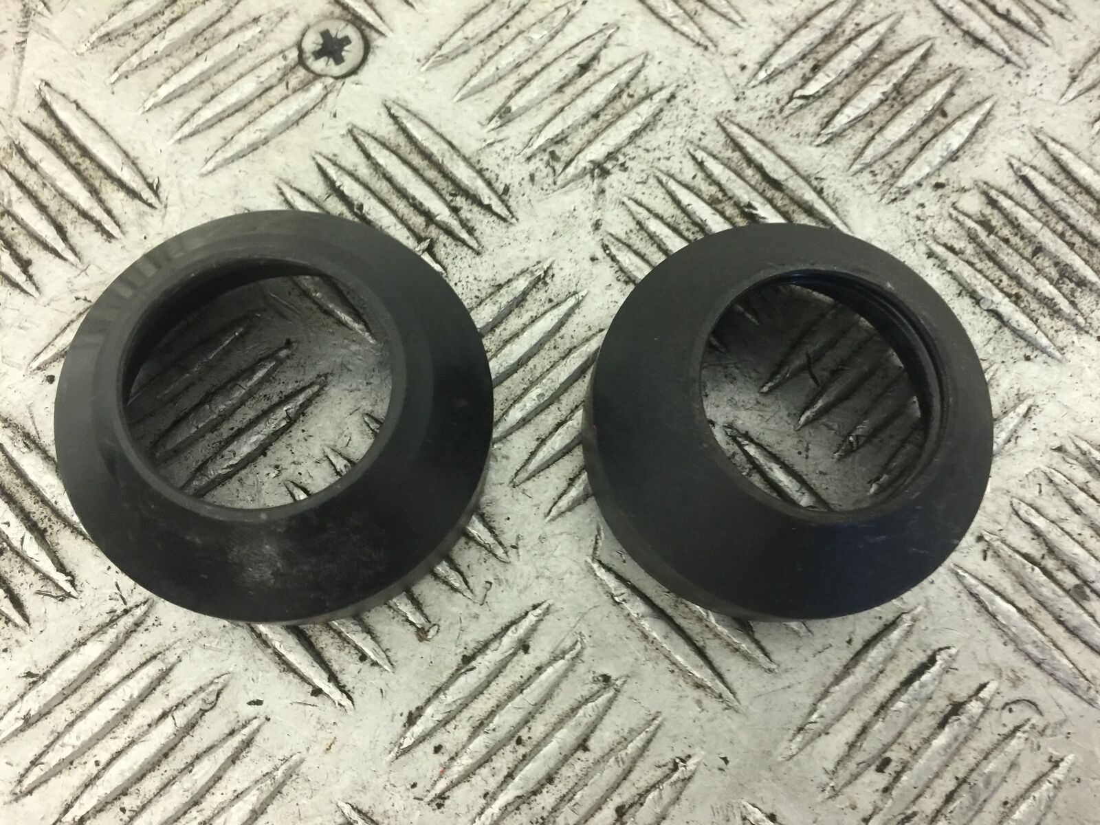 SUZUKI GT550 GT 550 FORK DUST SEALS (STOCK 594)