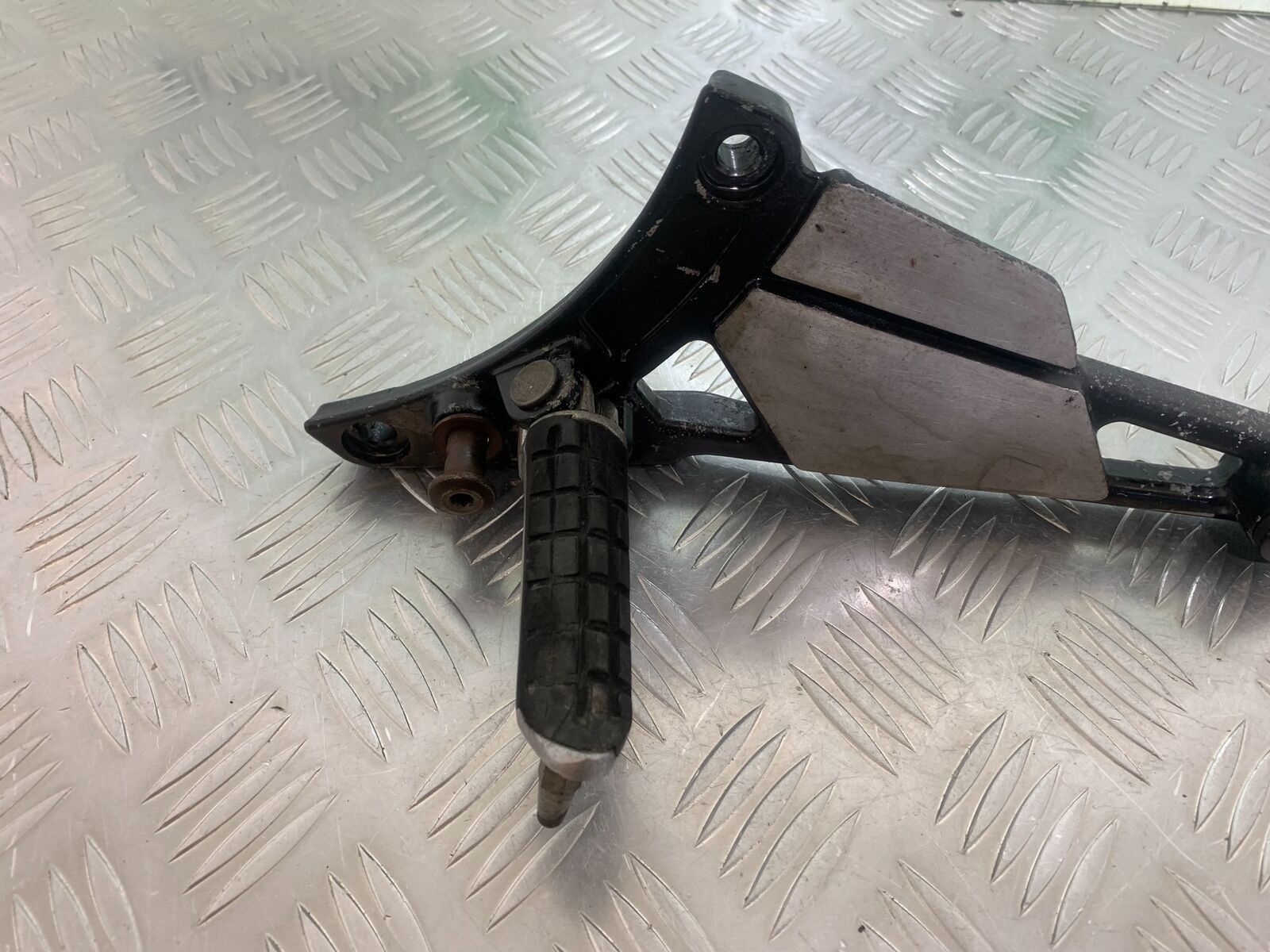 KAWASAKI ZR 750 ZEPHYR FRONT LEFT HANGER  YEAR 1991-95 (CMB1008)