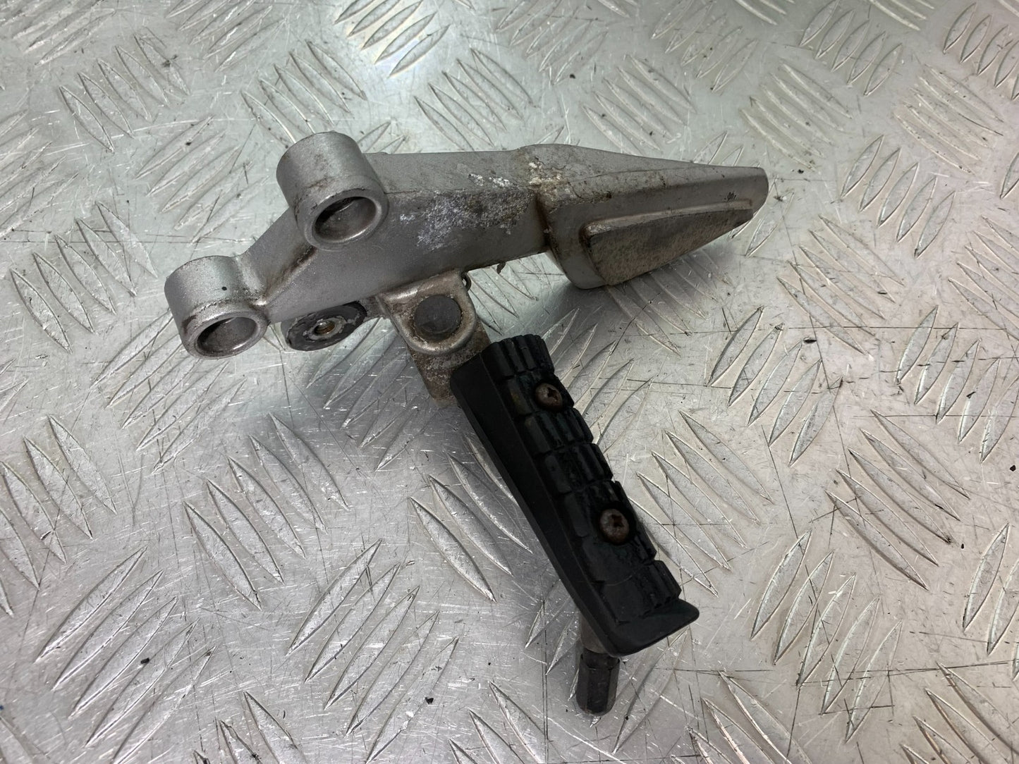 TRIUMPH 955i SPRINT ST FRONT LEFT HANGER   YEAR 1999-04 (CMB1230)