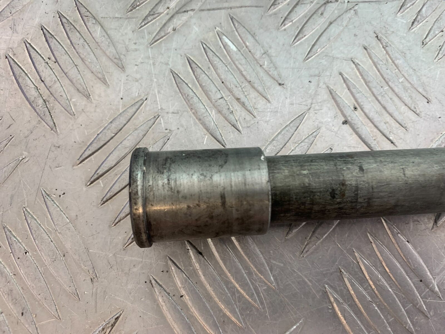 KAWASAKI ZX6R ZX6 J FRONT WHEEL SPINDLE  YEAR 2000 (CMB1129)