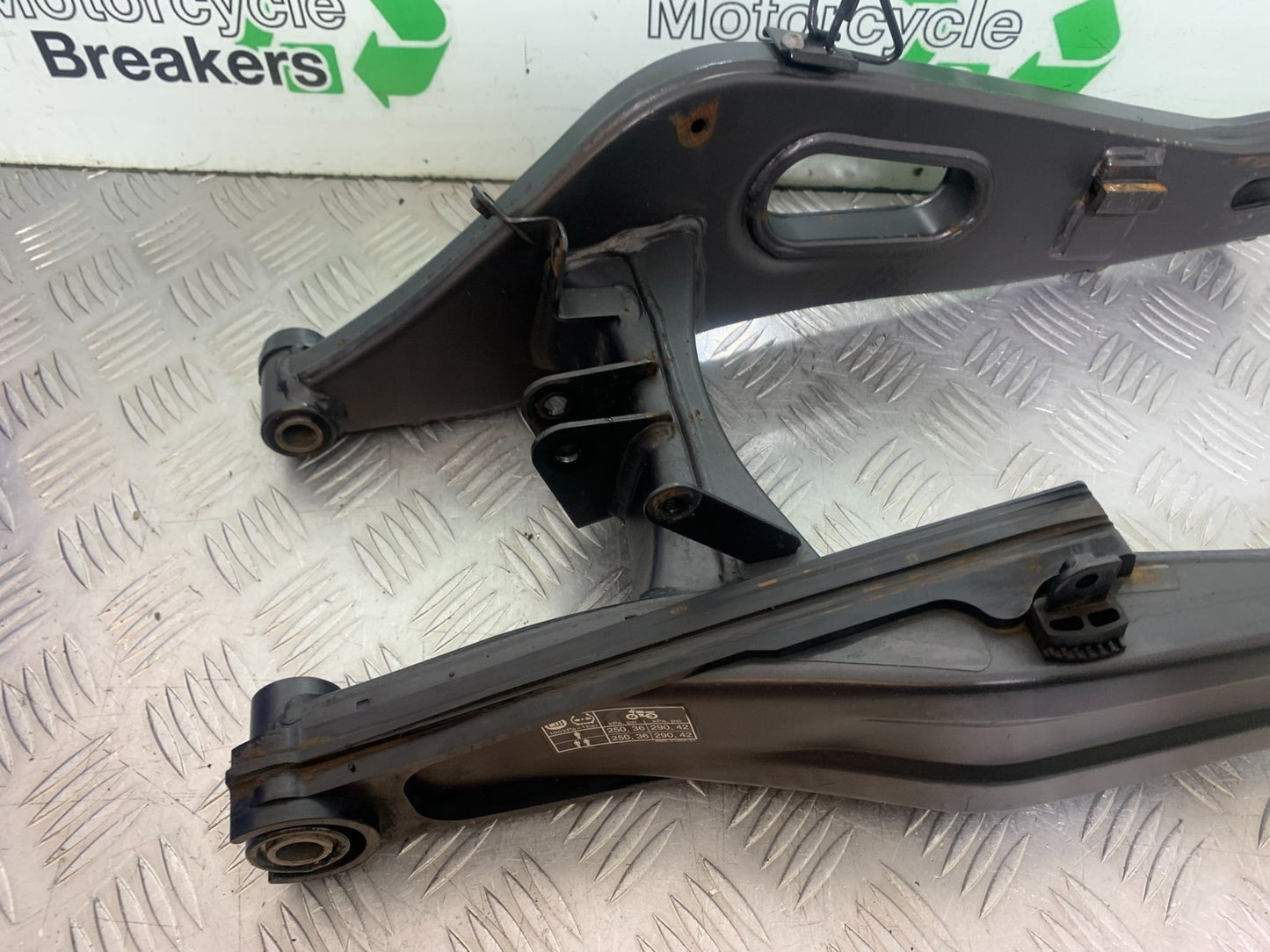 YAMAHA YZF R7 SWINGARM YEAR 2022-2025 (CMB1255)