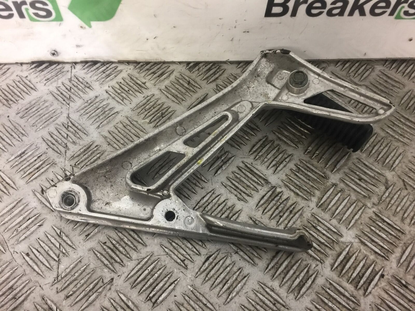 YAMAHA FZS1000 FAZER LEFT REAR HANGER AND PEG YEAR 2003 (STOCK 379)