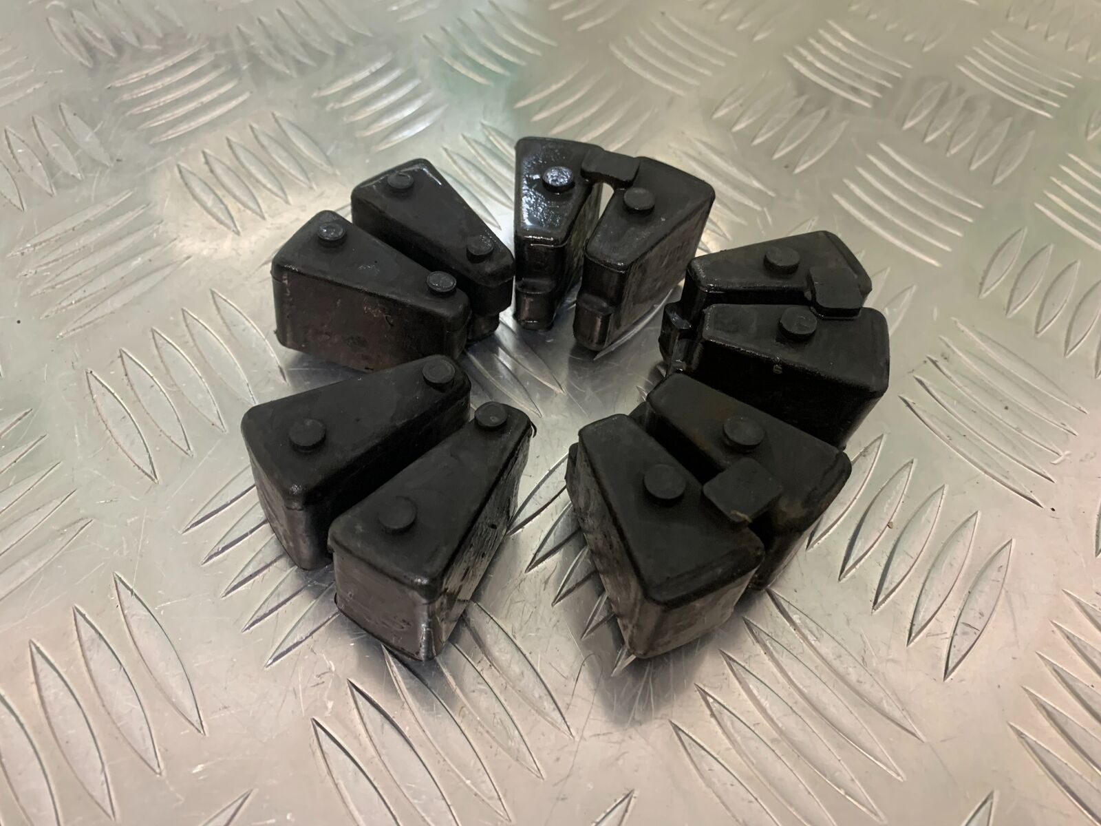 YAMAHA FZS600 FAZER 600 CUSH DRIVE RUBBERS  YEAR 1998-2001 (STOCK 958)