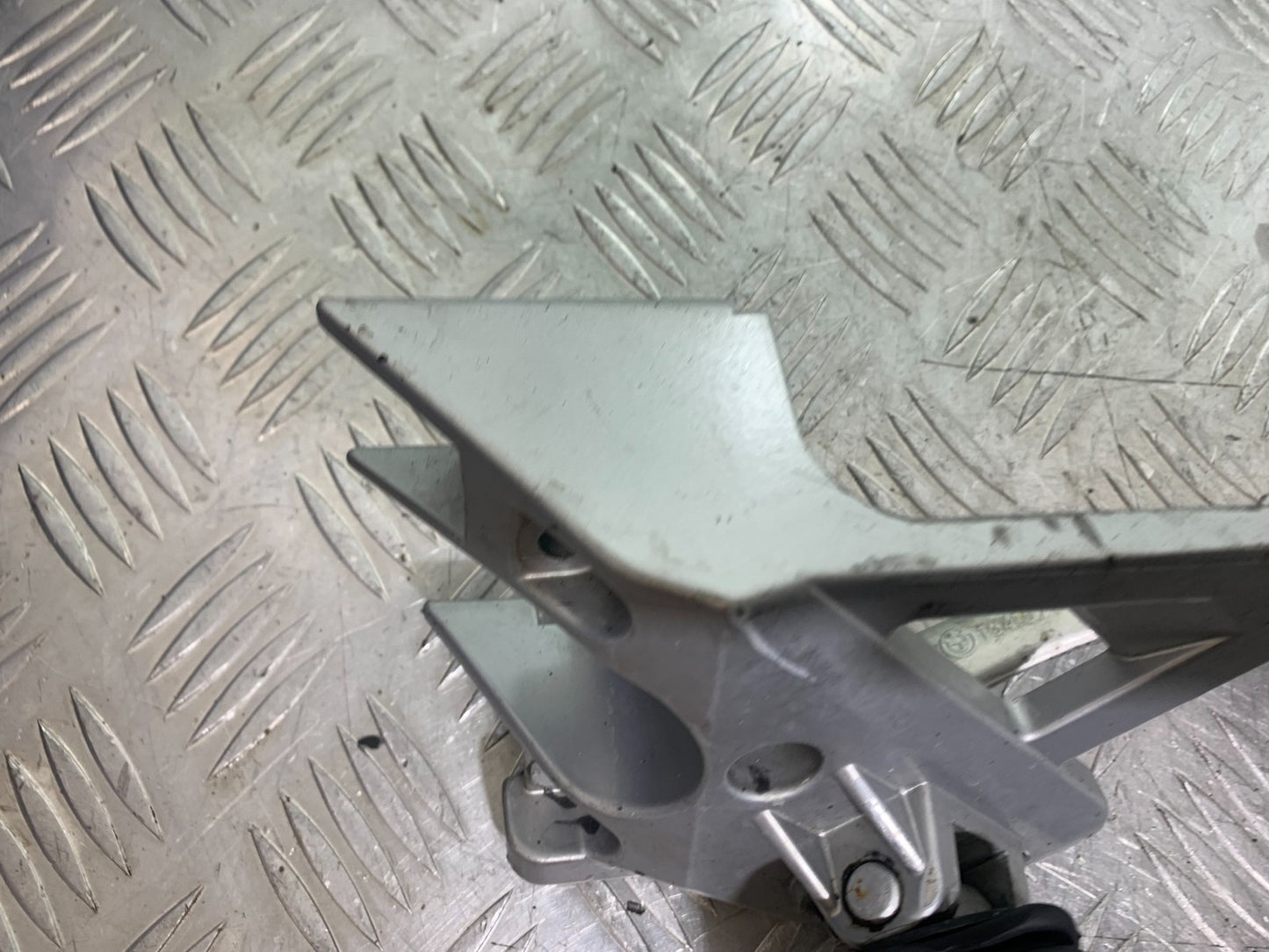 BMW R850 R R850R FRONT LEFT HANGER   YEAR 1994-2002 (CMB1170)