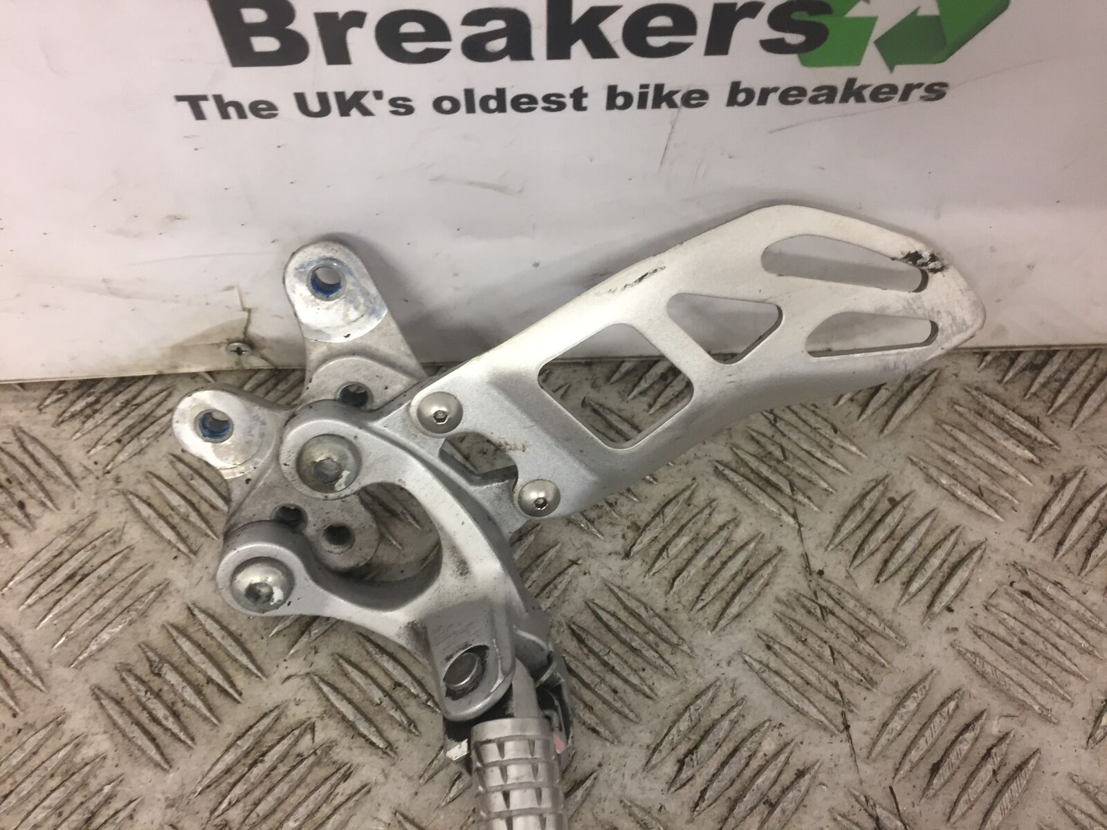 SUZUKI GSXR750 GSXR 750 FRONT LEFT HANGER AND PEG  YEAR 2011- 2017
