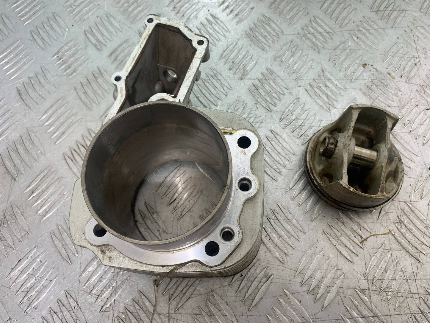 BMW R1100 RT R 1100 RT RIGHT BARREL AND PISTON   YEAR 1996-2001 (CMB1095)