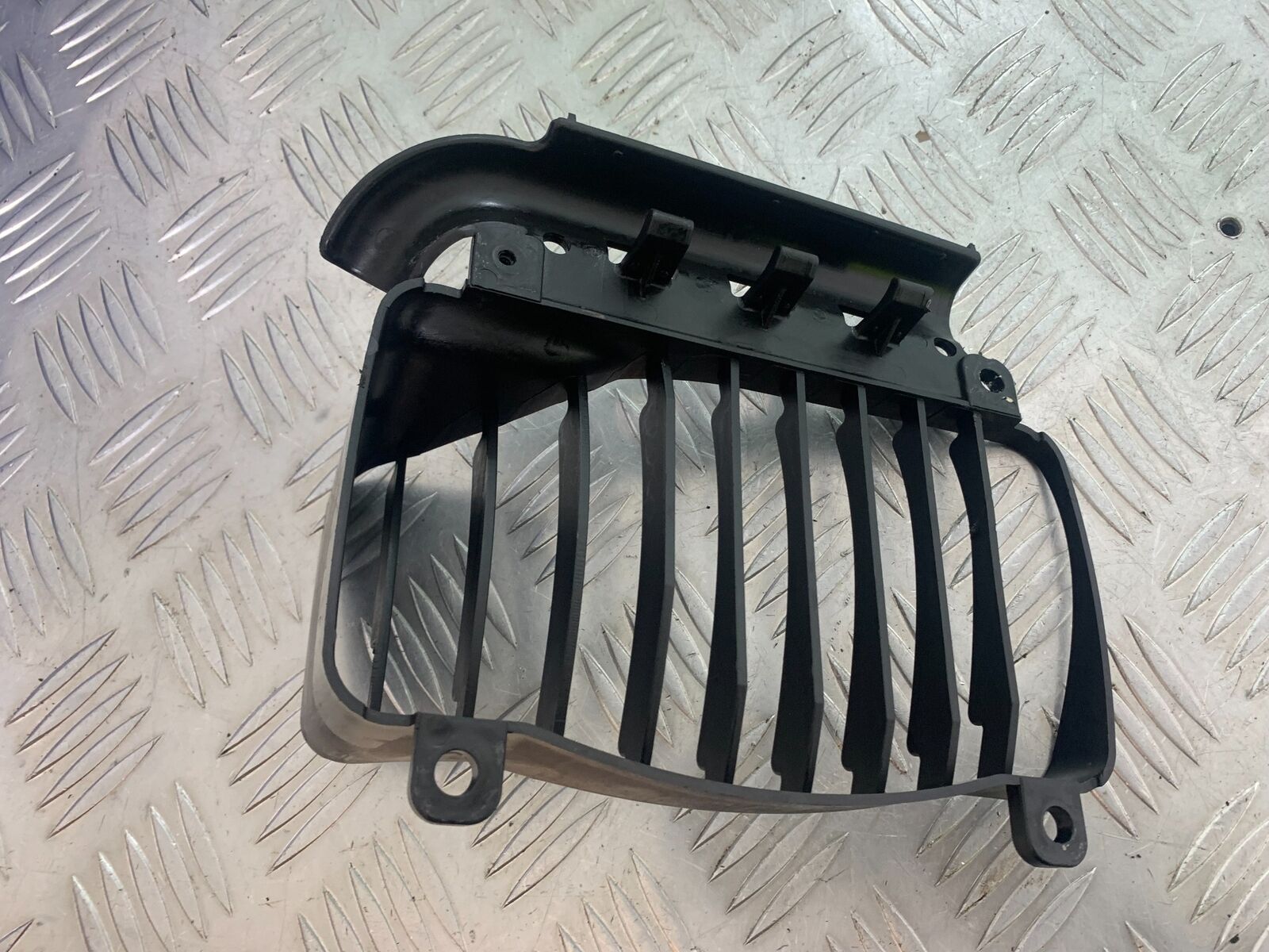 PIAGGIO VESPA GTS 300 RADIATOR GRILL   YEAR 2010 (CMB1062)