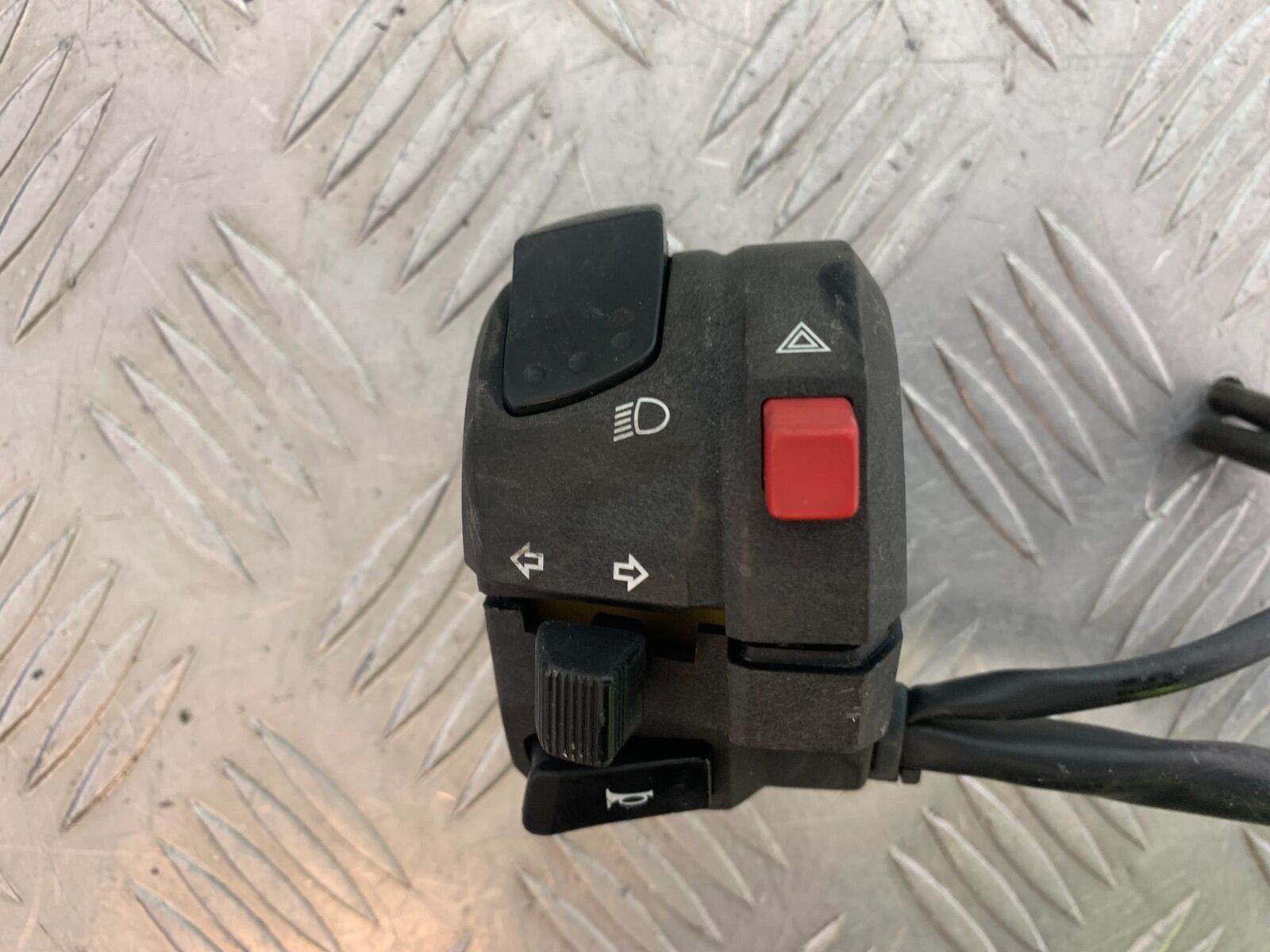SUZUKI GSF1250 GSF 1250 BANDIT LEFT SWITCH GEAR   YEAR 2010-14 (CMB1092)
