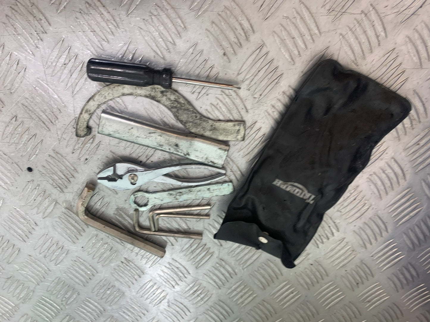 TRIUMPH 955i SPRINT ST TOOL KIT  1999-2004 (CMB1176)