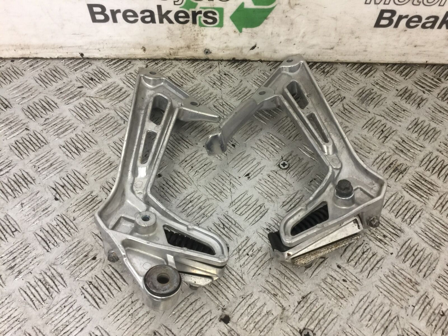 YAMAHA FZS1000 FAZER 1000 FZ1 REAR HANGERS YEAR 2000-05 (STOCK 714)