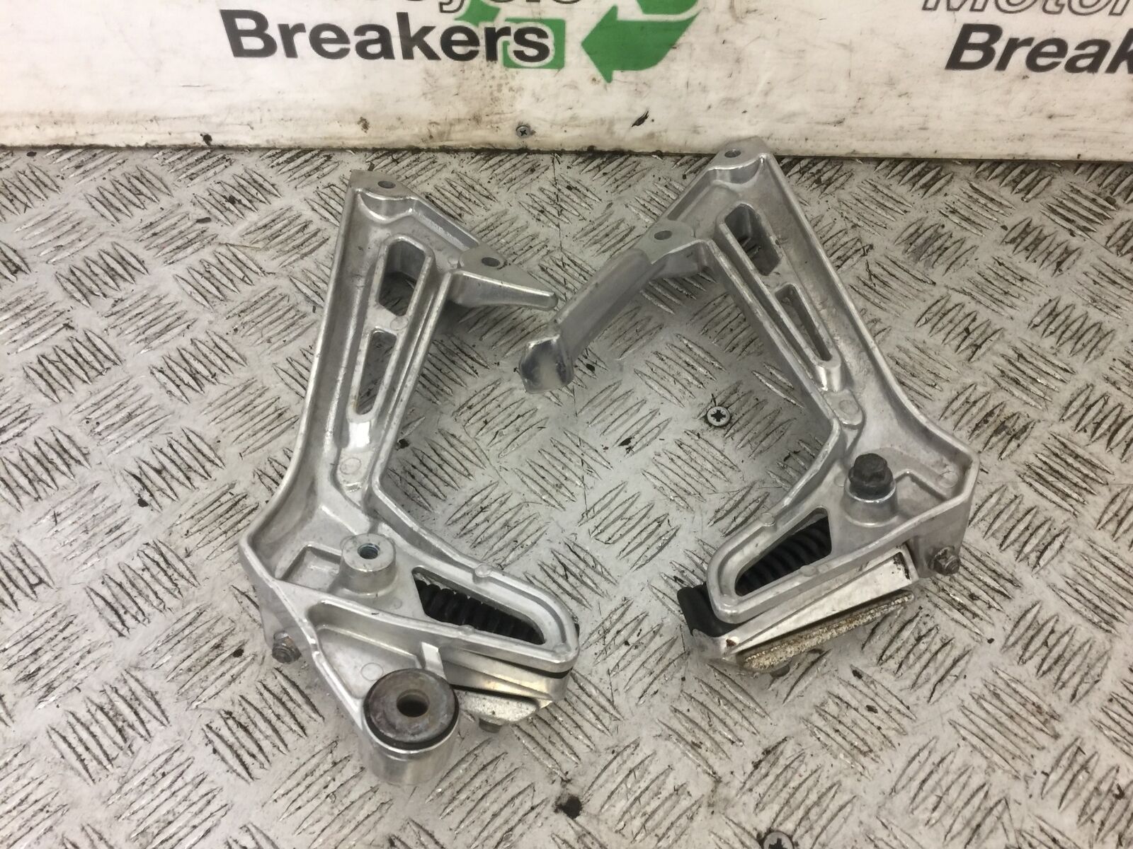 YAMAHA FZS1000 FAZER 1000 FZ1 REAR HANGERS YEAR 2000-05 (STOCK 714)