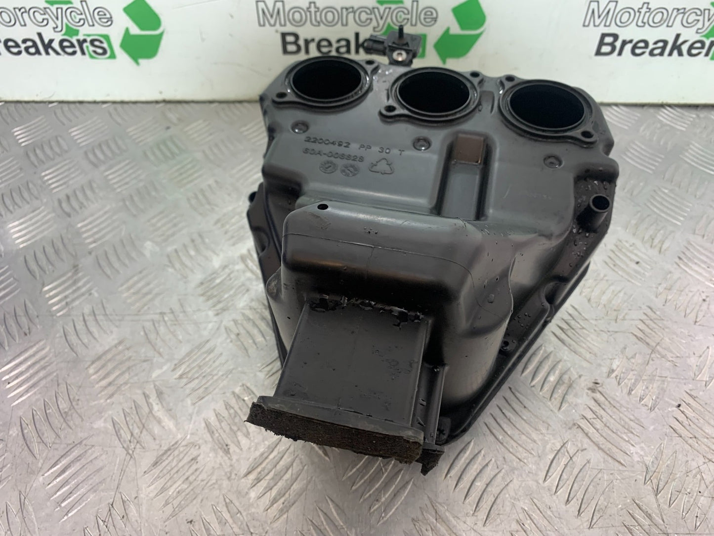 TRIUMPH 675 STREET TRIPLE R AIRBOX  YEAR 2013 - 2016 (CMB1221)