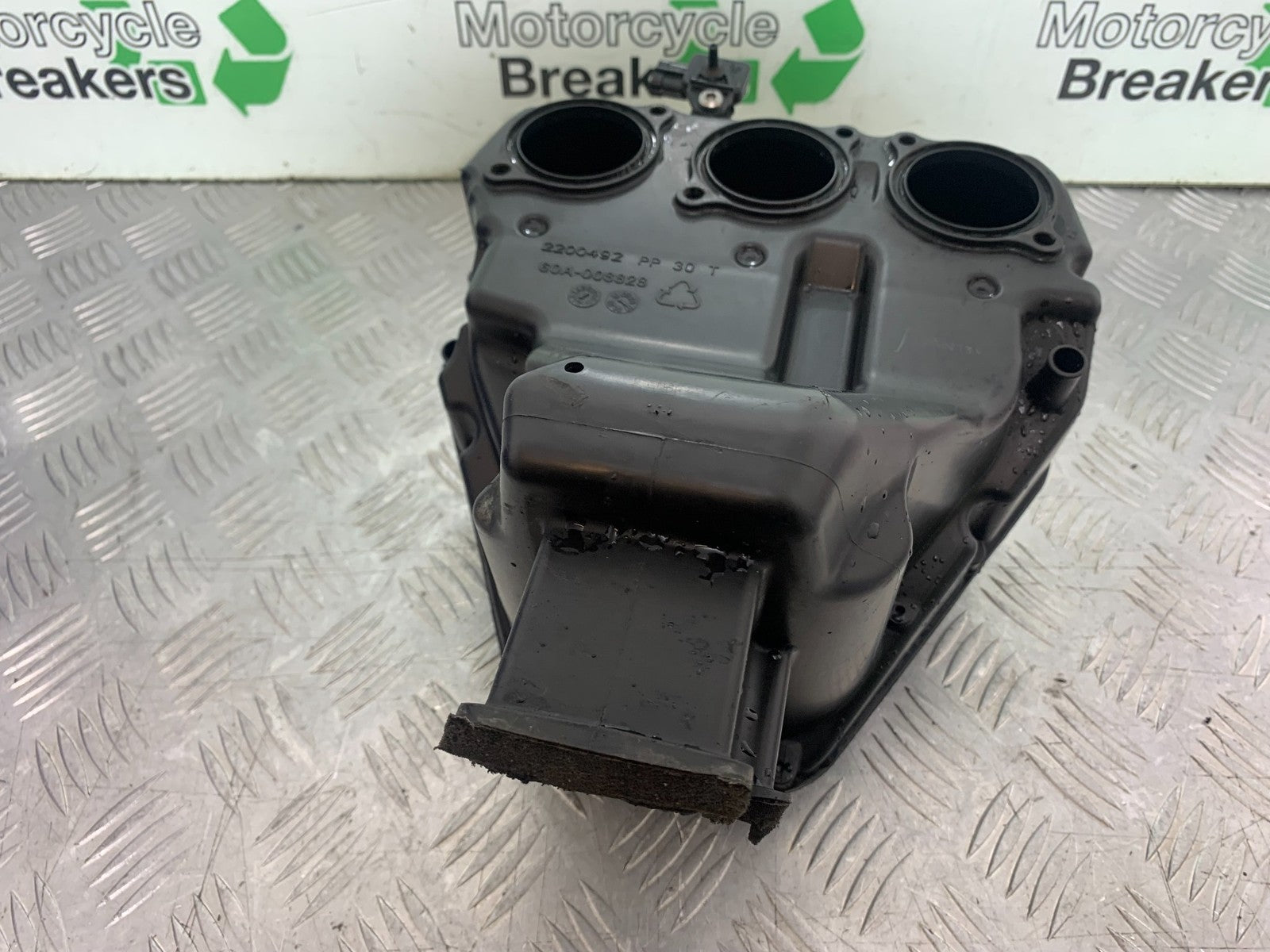 TRIUMPH 675 STREET TRIPLE R AIRBOX  YEAR 2013 - 2016 (CMB1221)