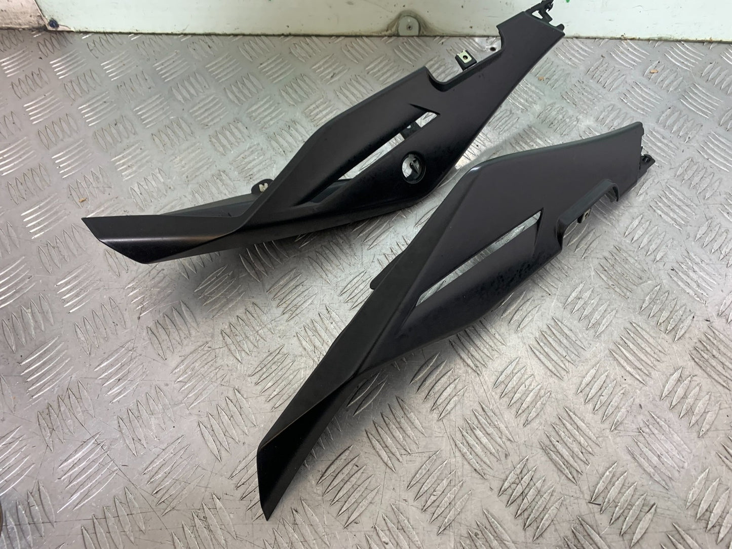 APRILIA TUONO 1000 V4R LEFT AND RIGHT SEAT PANELS  YEAR 2011-13  (CMB1316)