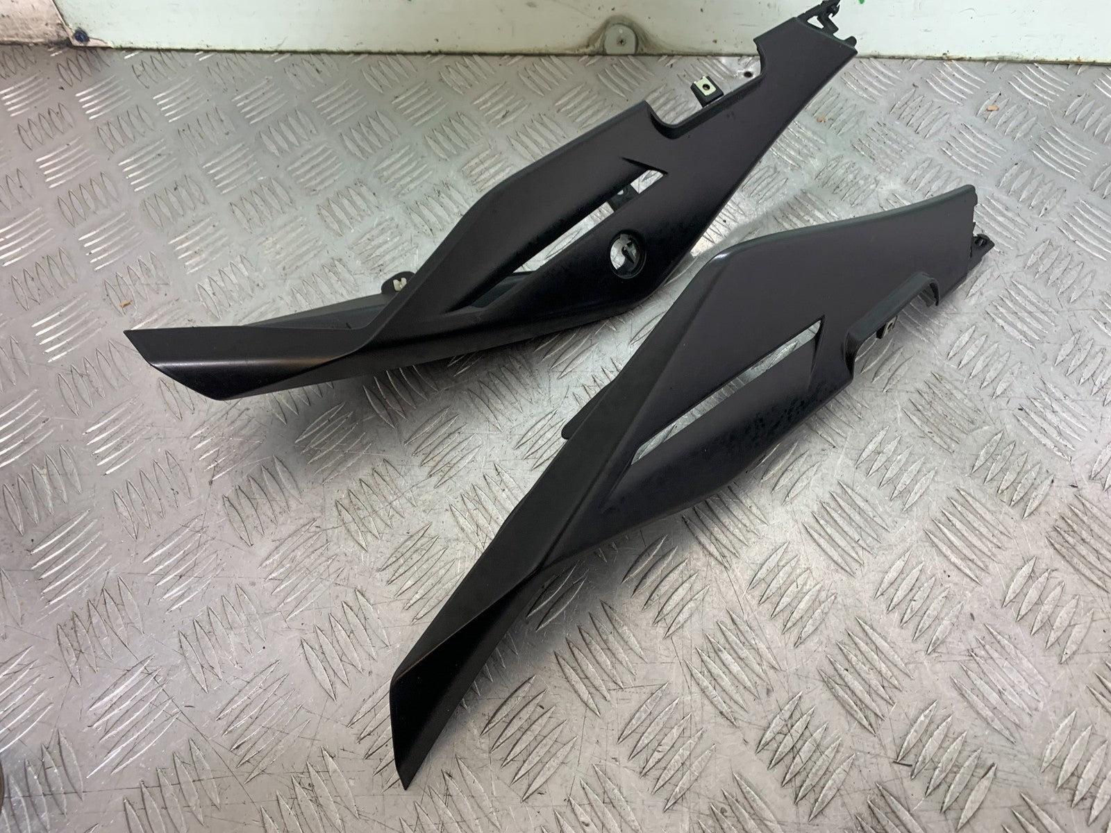 APRILIA TUONO 1000 V4R LEFT AND RIGHT SEAT PANELS  YEAR 2011-13  (CMB1316)