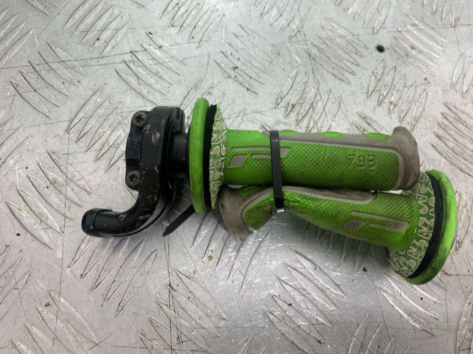 KAWASAKI KXF450 KXF 450 THROTTLE AND GRIPS   YEAR 2013 CMB1217)
