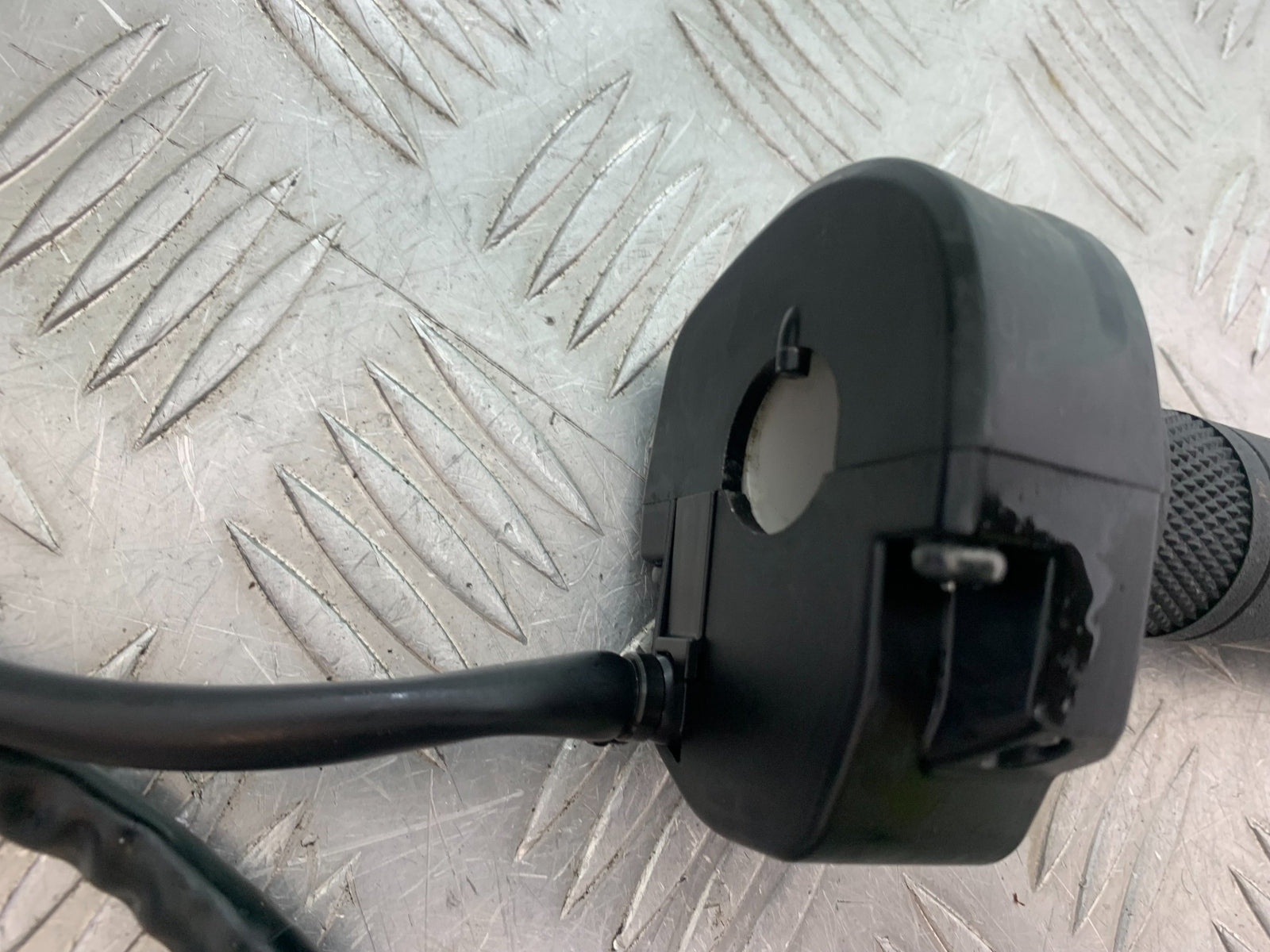 TRIUMPH TRIDENT 660 THROTTLE AND GRIP  YEAR 2021-2024 (CMB1148)