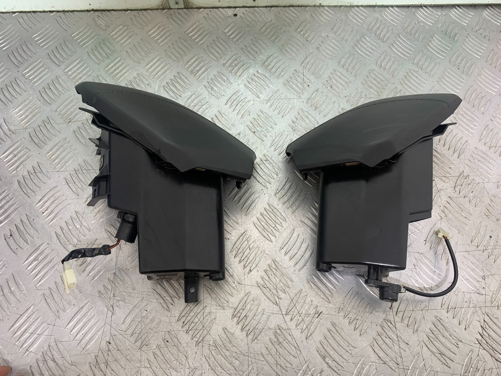 YAMAHA XMAX 300 LEFT AND RIGHT POCKETS  YEAR 2017-2020 (CMB1218)