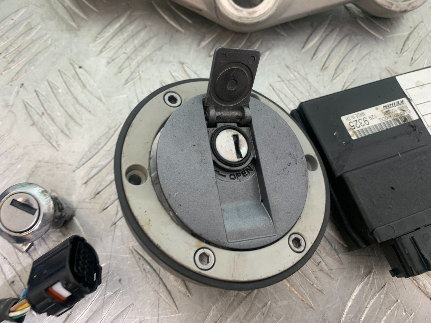 TRIUMPH 675 STREET TRIPLE ECU LOCKS KEYS  2013-2016 (CMB1186)