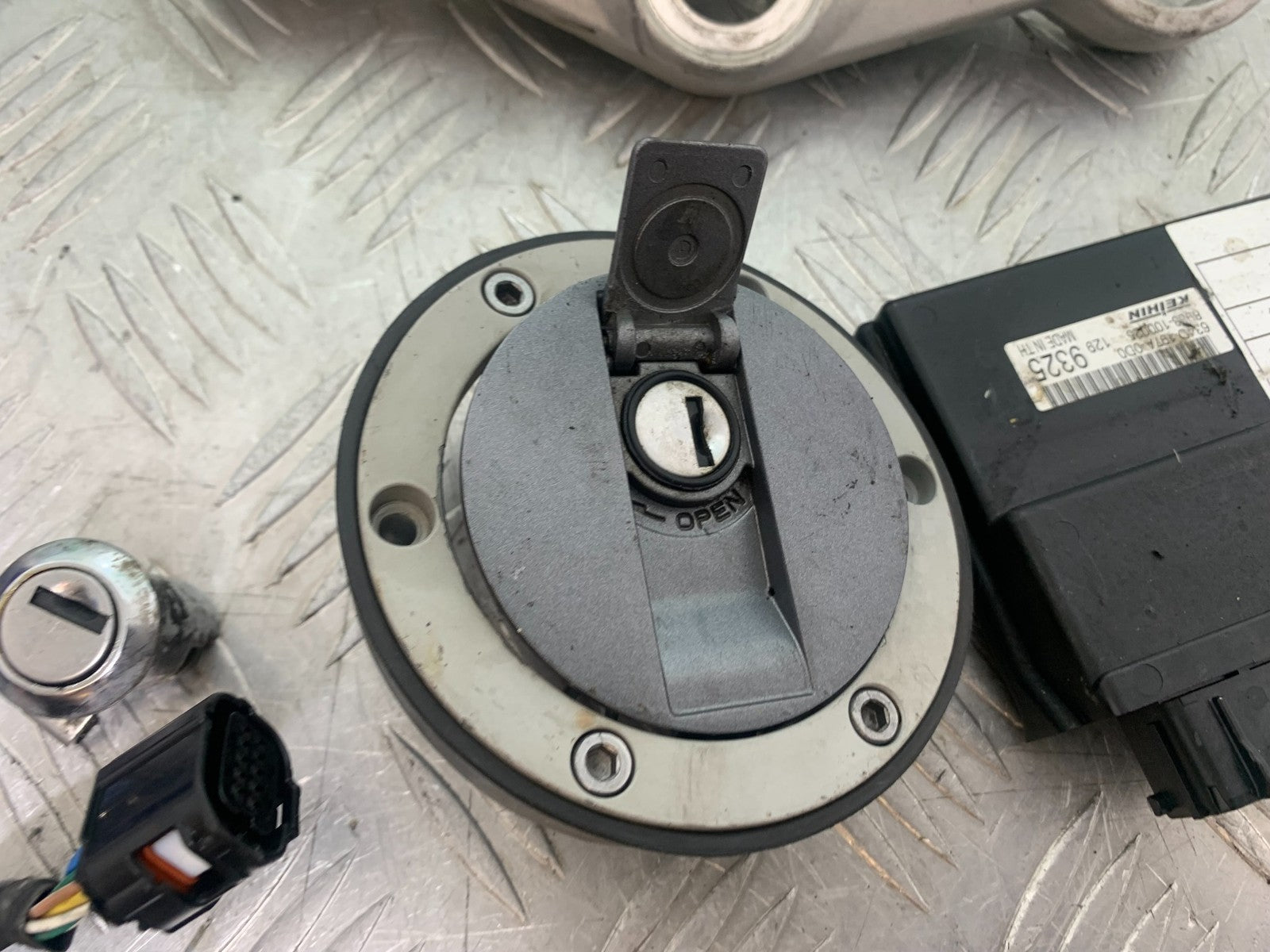 TRIUMPH 675 STREET TRIPLE ECU LOCKS KEYS  2013-2016 (CMB1186)