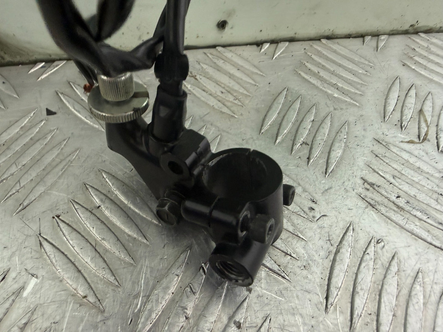 YAMAHA XT660 X OEM CLUTCH LEVER BRACKET YEAR 2004-2016 CMB1318