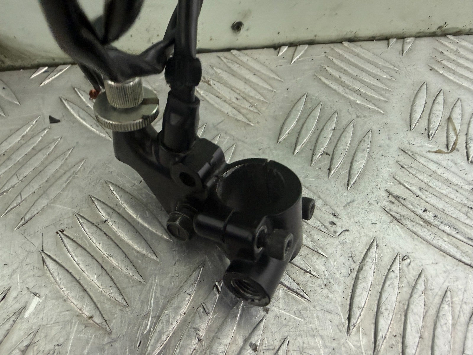 YAMAHA XT660 X OEM CLUTCH LEVER BRACKET YEAR 2004-2016 CMB1318