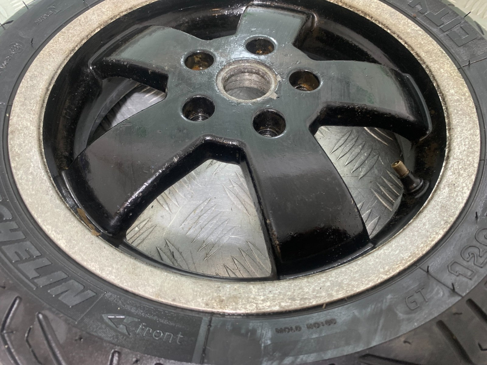 PIAGGIO VESPA GTS 125 FRONT WHEEL   YEAR 2009-2014  (CMB1261)