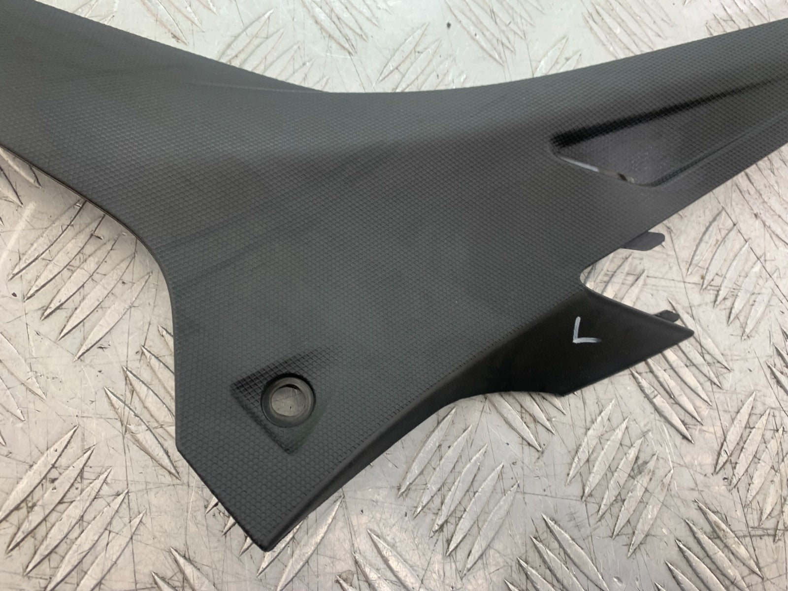 APRILIA TUONO 1000 V4R LEFT SEAT PANEL YEAR 2011-13  (CMB1331)