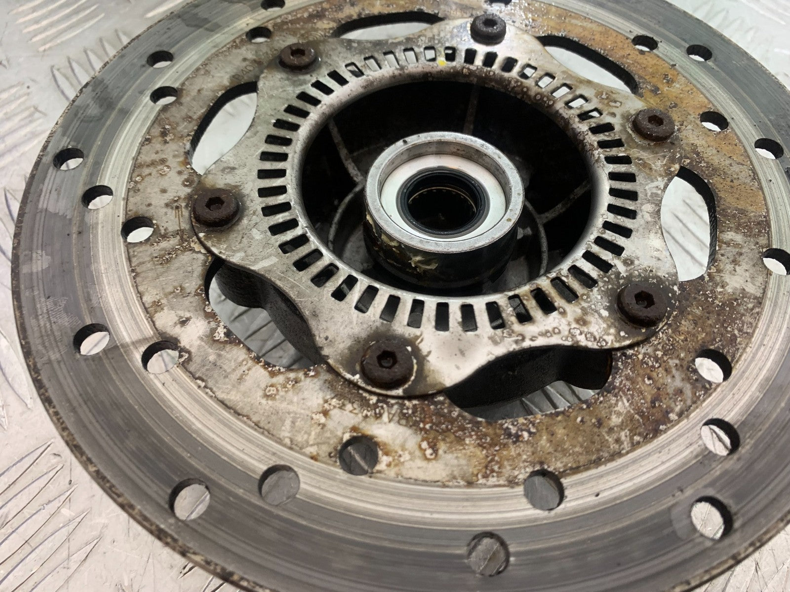 PIAGGIO VESPA GTS 125 FRONT DISC AND HUB  YEAR 2009-2014  (CMB1261)