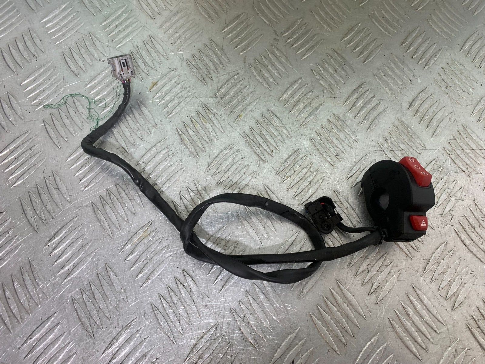 TRIUMPH TRIDENT 660 RIGHT SWITCH GEAR  YEAR 2021-2024 (CMB1295)