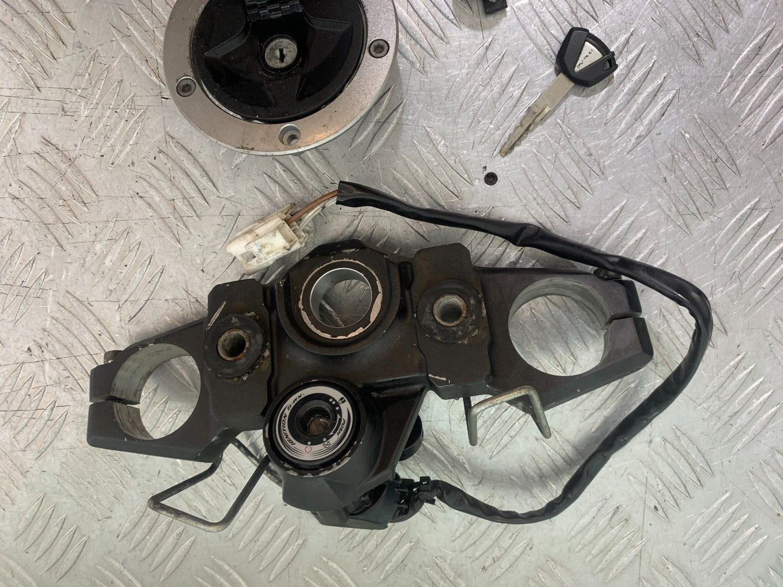 KAWASAKI 650 VERSYS LOCKS AND KEY  YEAR 2015-2018 (CMB1288)