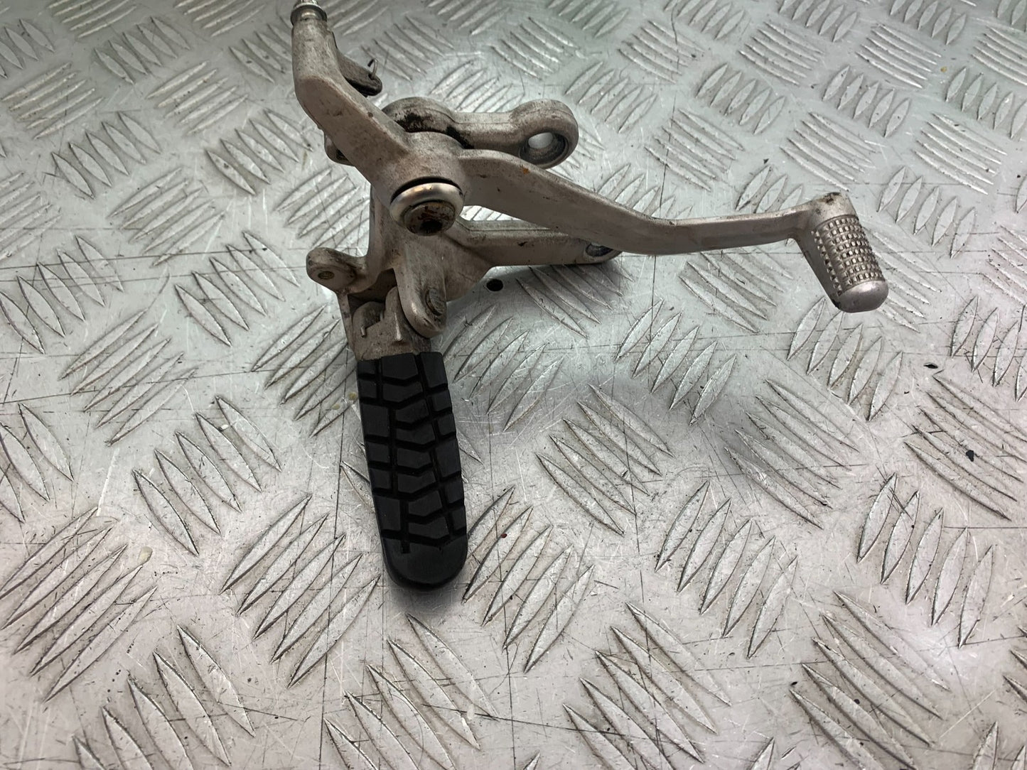KTM 990 SUPER DUKE FRONT RIGHT HANGER AND PEG & PEDAL  YEAR 2007-2011  (CMB1207)