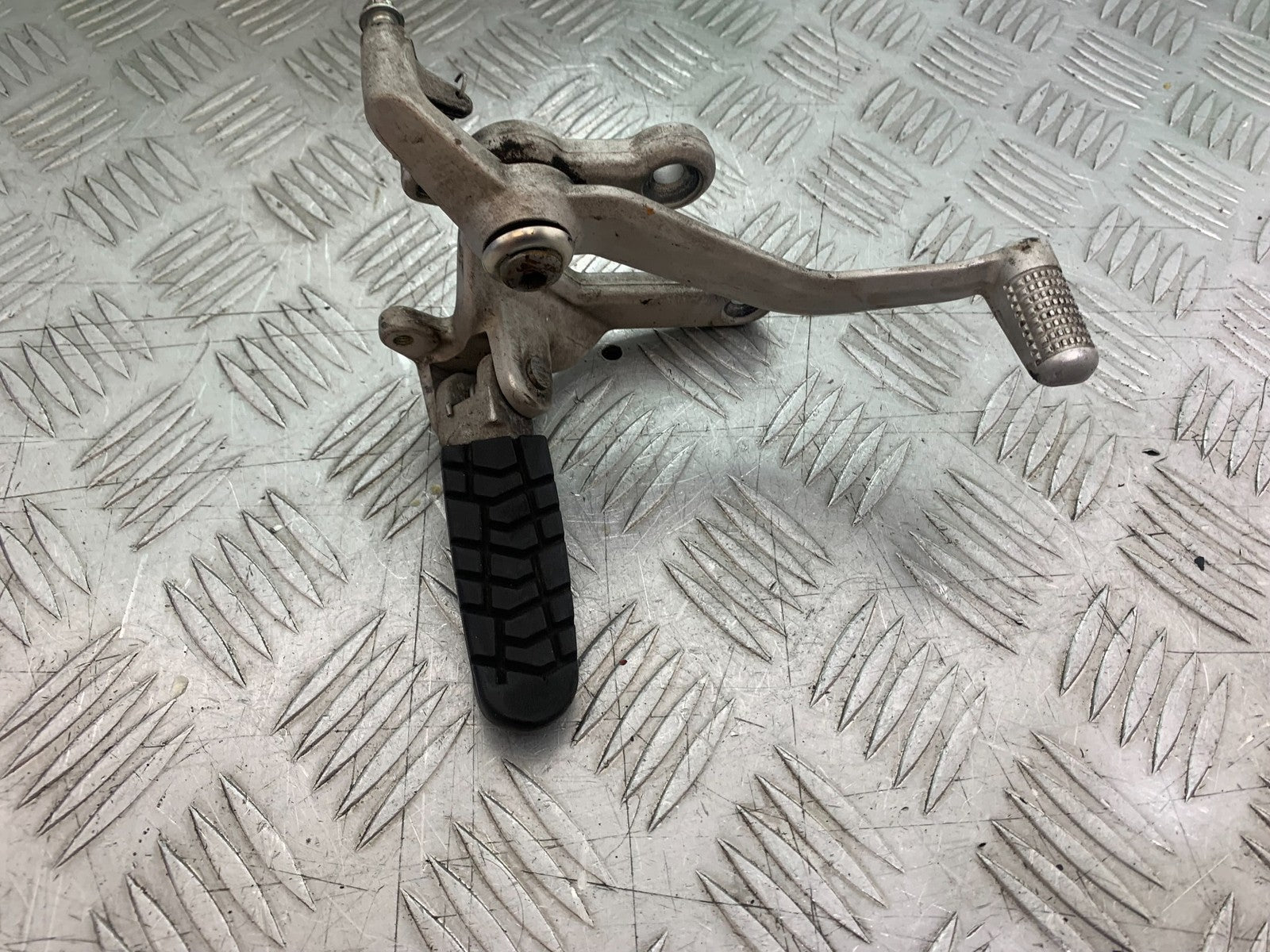 KTM 990 SUPER DUKE FRONT RIGHT HANGER AND PEG & PEDAL  YEAR 2007-2011  (CMB1207)