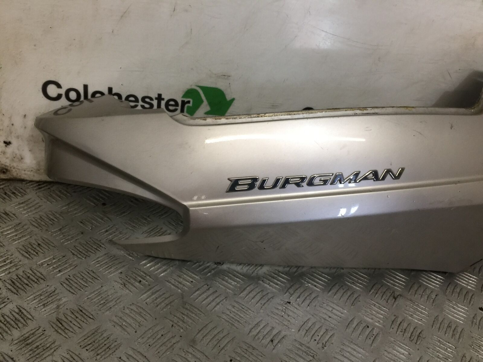 SUZUKI AN 250 BURGMAN RIGHT SEAT PANEL YEAR 1999  (STOCK 881)