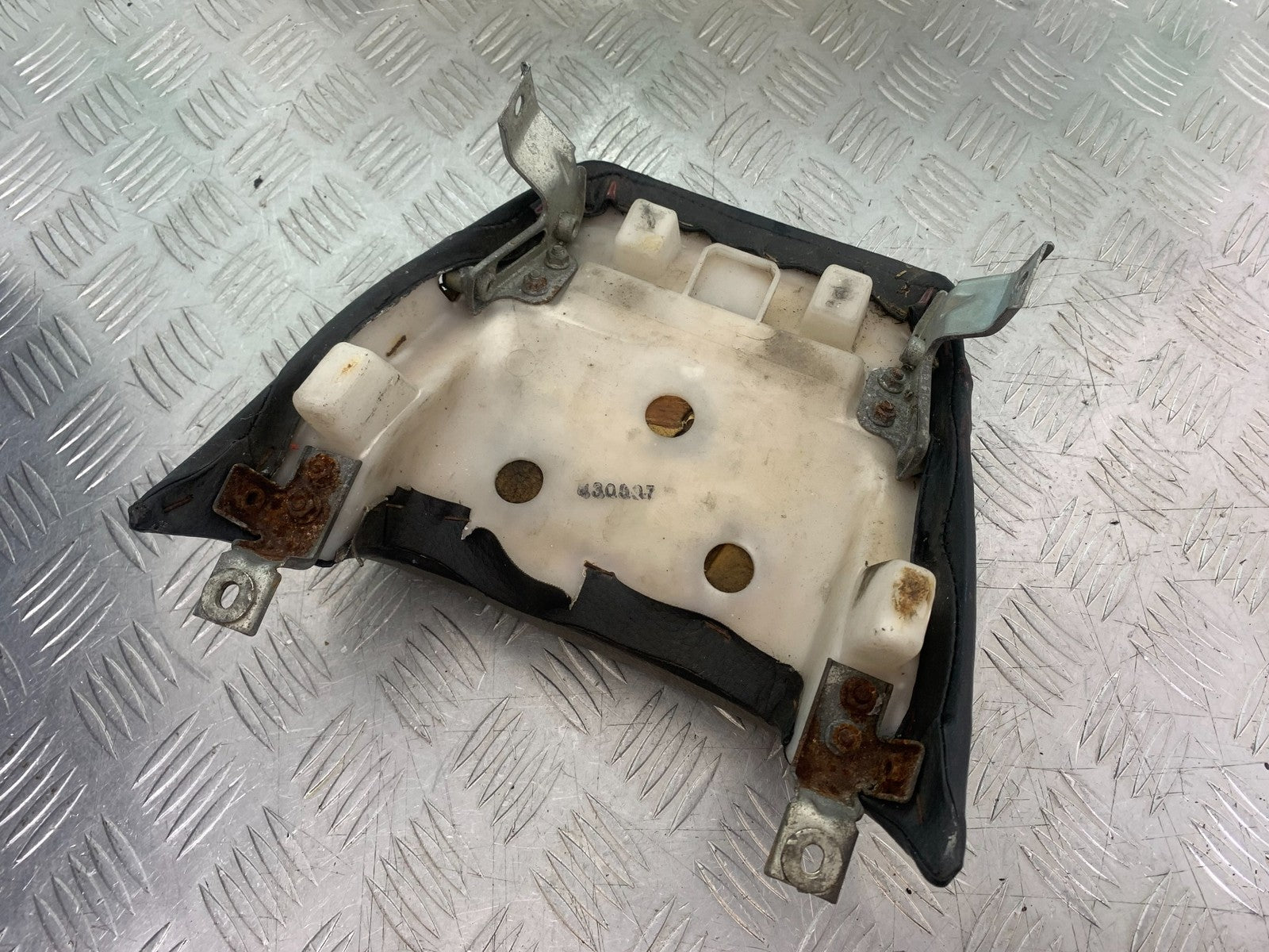KAWASAKI GPZ600 GPZ 600 REAR SEAT  YEAR 1988-90 (CMB1258)