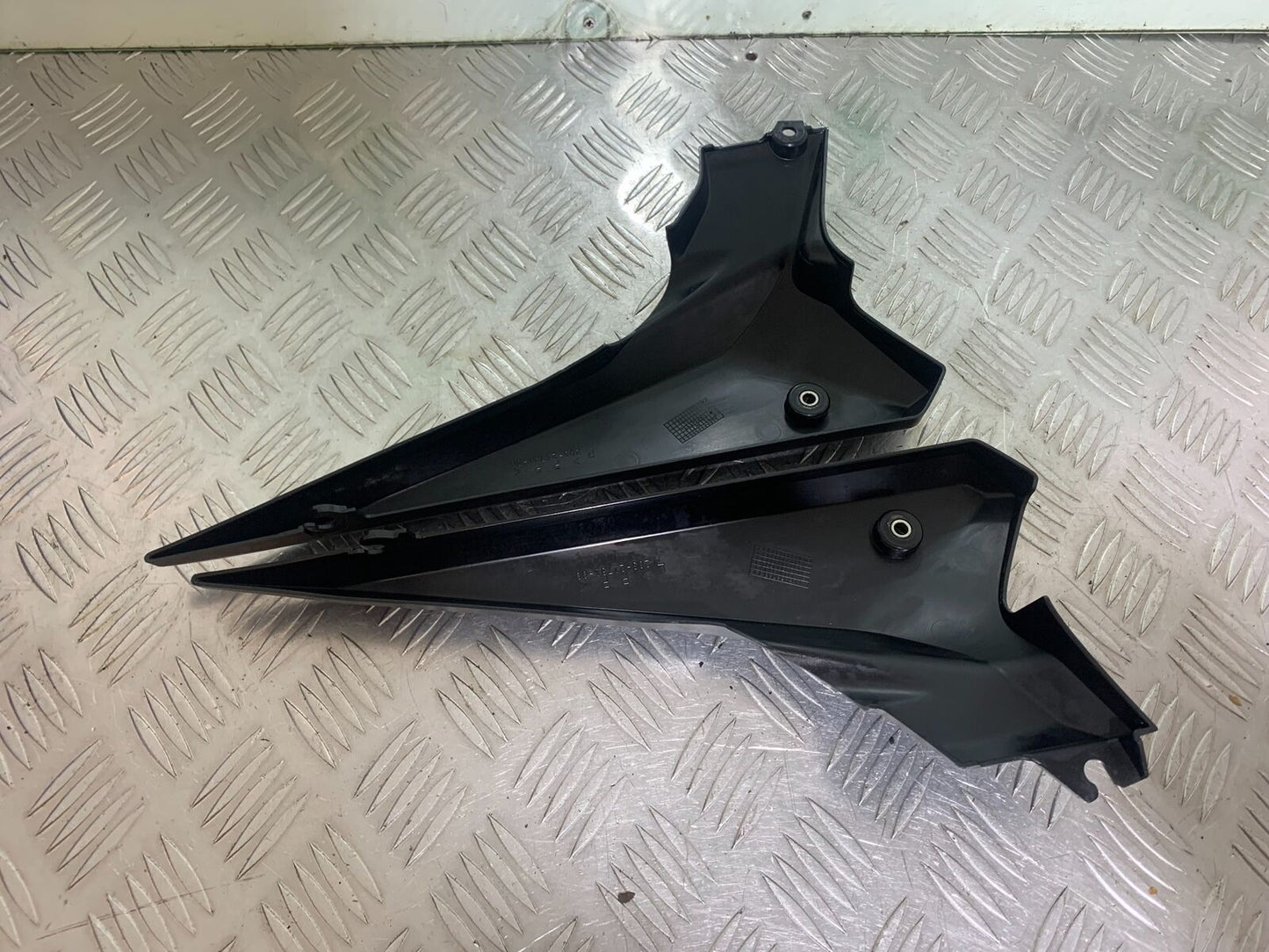 YAMAHA XJ6 XJ6-S LEFT AND RIGHT SIDE PANELS  YEAR 2009-2015  (CMB1070)