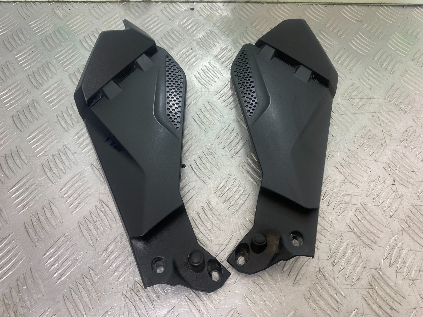 BMW R1200 R 1200 GS LEFT & RIGHT TANK PANELS    YEAR 2013-2016 (CMB1257)