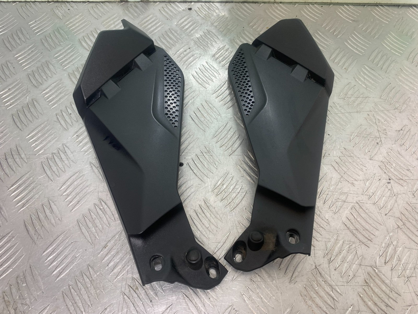 BMW R1200 R 1200 GS LEFT & RIGHT TANK PANELS    YEAR 2013-2016 (CMB1257)
