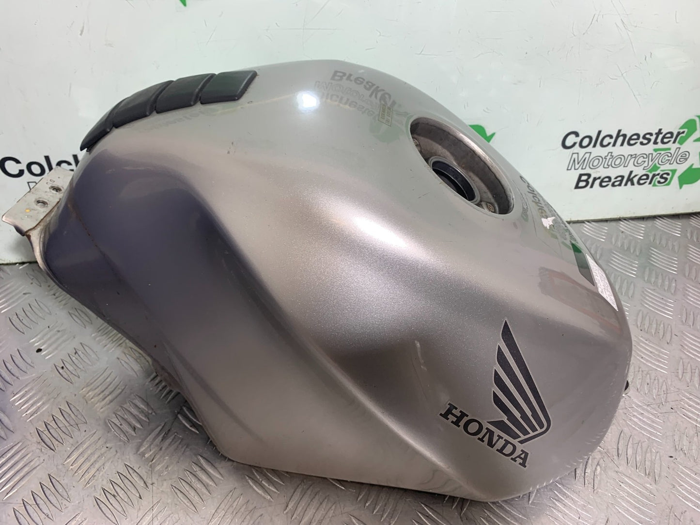 HONDA VFR800 PRE V-TEC PETROL TANK   YEAR 1998-2001 (CMB1233)