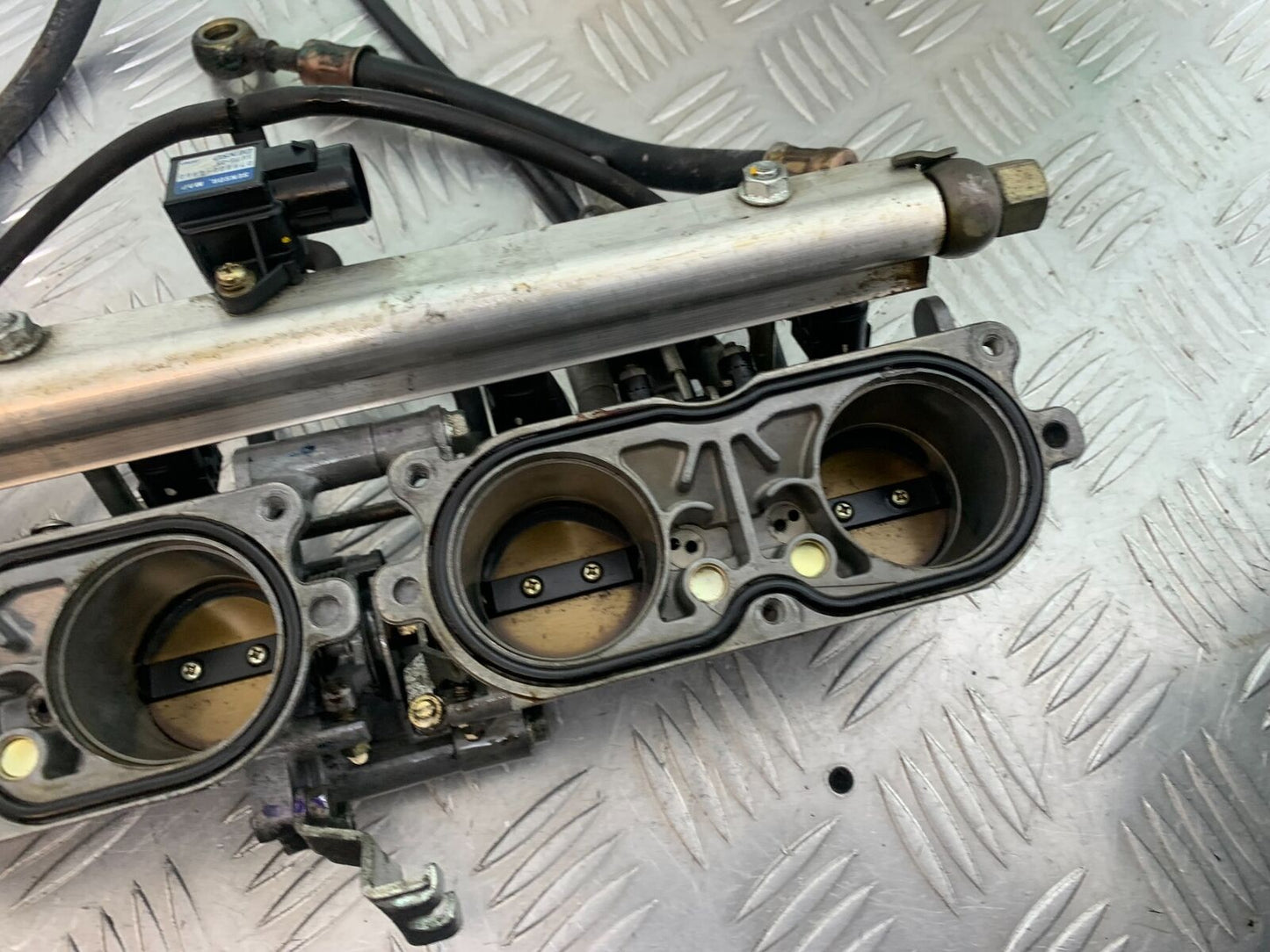 HONDA CBR1100 BLACKBIRD THROTTLE BODIES   YEAR 1999-2005 (CMB1103)