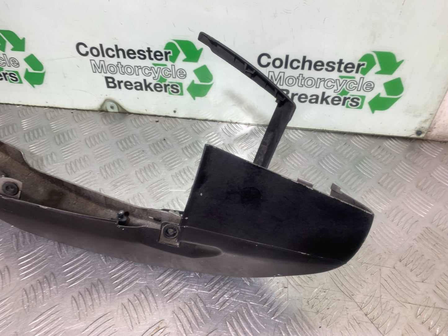 SUZUKI GS500 GS 500 LEFT SEAT PANEL   YEAR 2001-2008 (CMB1254)