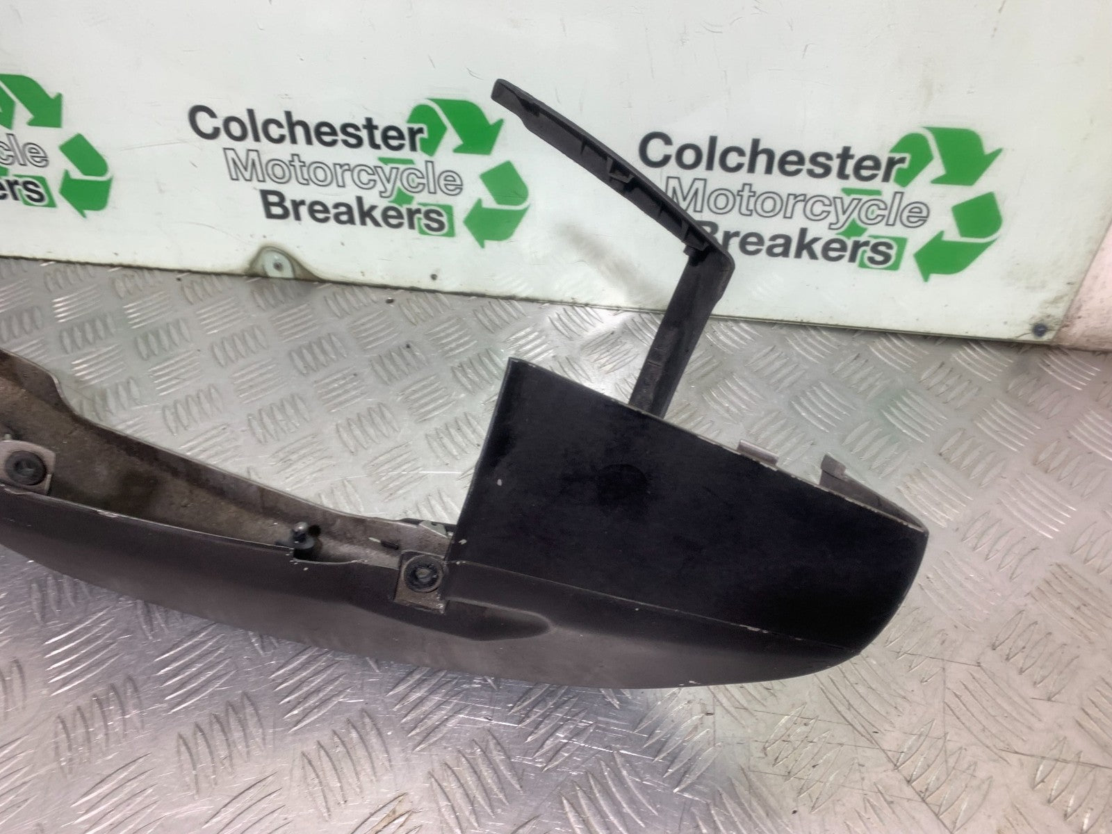 SUZUKI GS500 GS 500 LEFT SEAT PANEL   YEAR 2001-2008 (CMB1254)