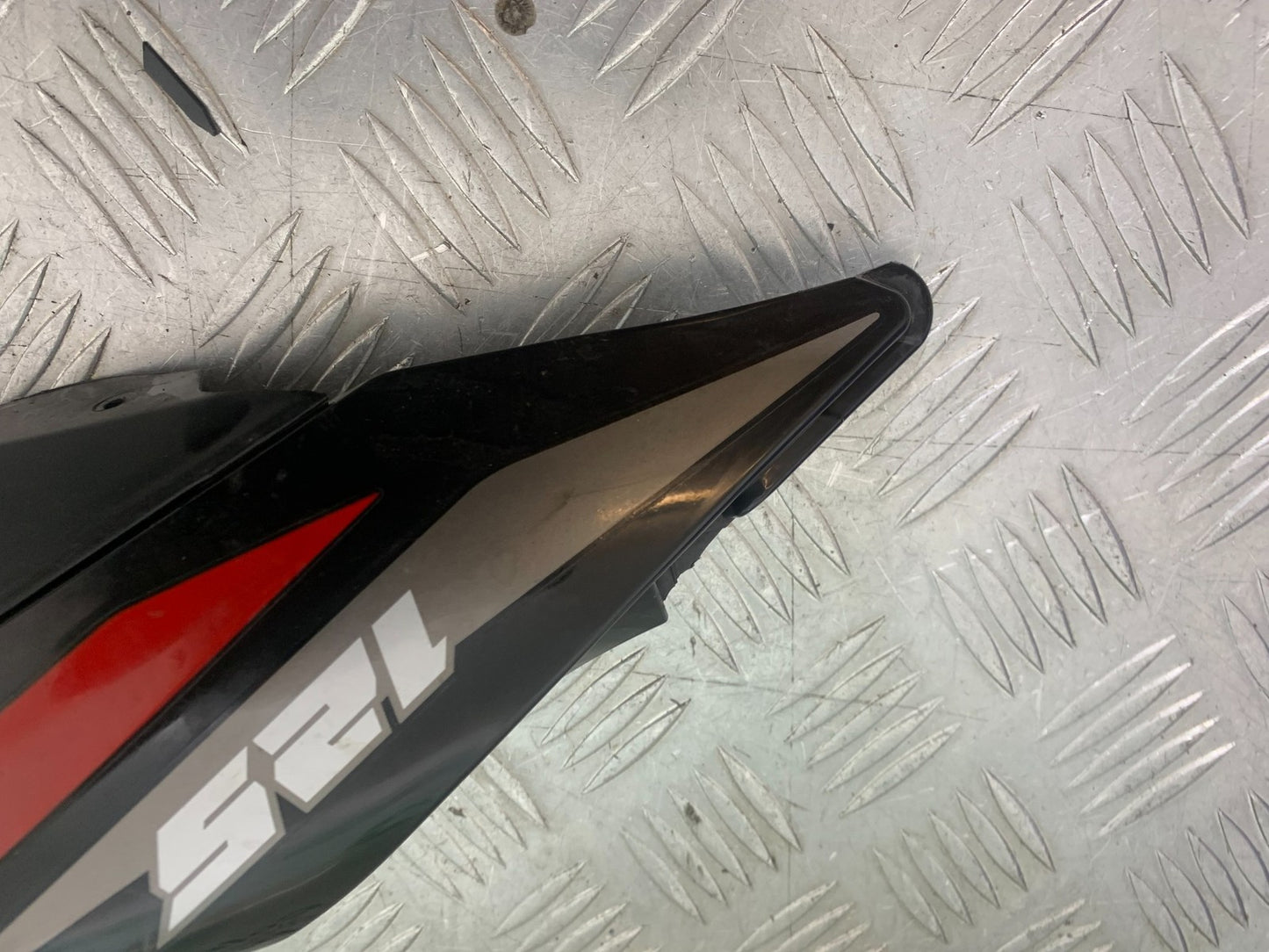 BENELLI BN125 BN 125 LEFT SEAT PANEL  YEAR 2018-2021 (CMB1194)
